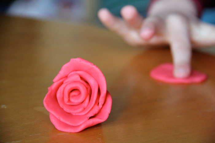 Oyun Hamurundan Gül Yapımı